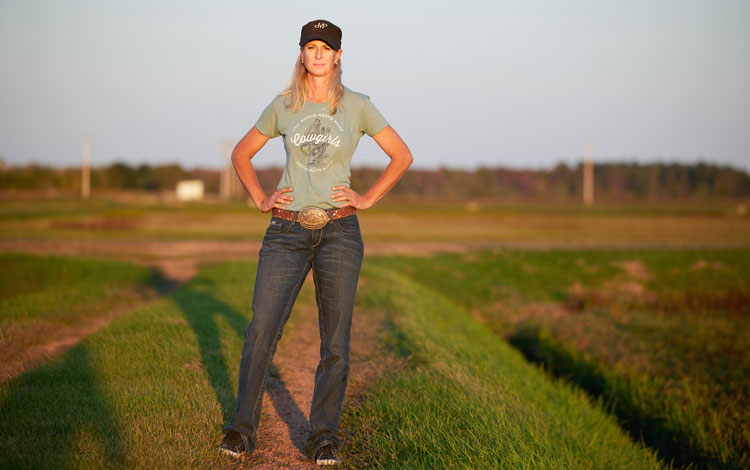 Barrel Racer, Sherry Cervi de pie en el campo de arándanos de su familia.